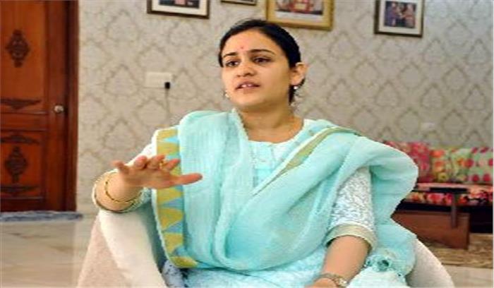उप्र : अपर्णा यादव ने नियमों की अवहेलना की
