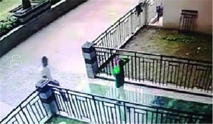 नोएडा एक्सटेंशन की सोसायटी में लूट के लिए घुसे बदमाश, महिला जख्मी