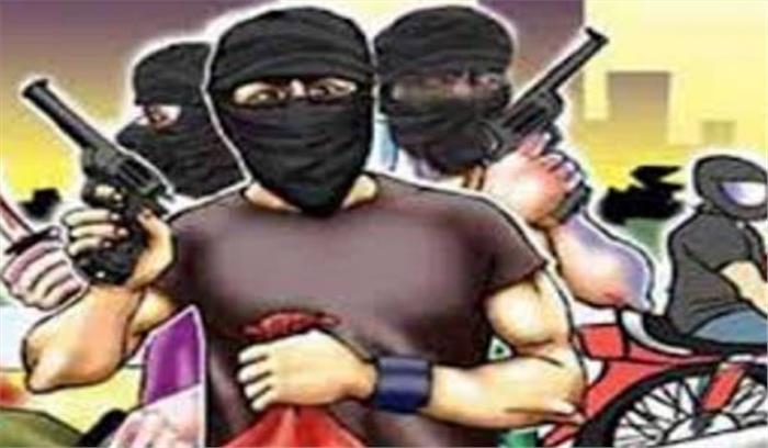 सूरत: एक व्यक्ति से चार लाख रुपये की लूट