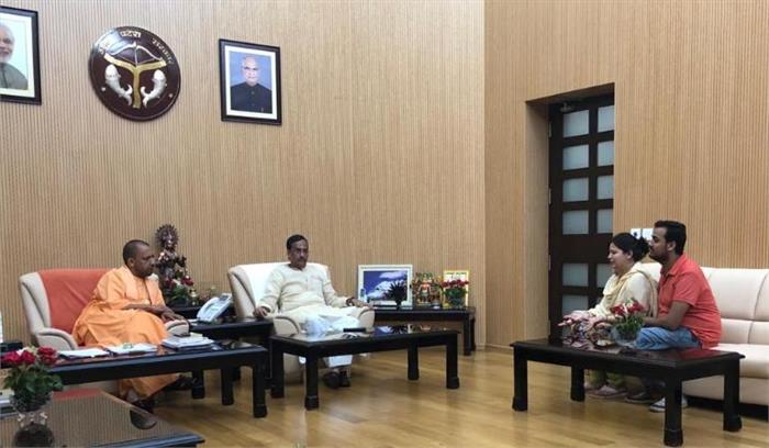 योगी आदित्यनाथ ने की विवेक की पत्नी से मुलाकात, मदद का वादा