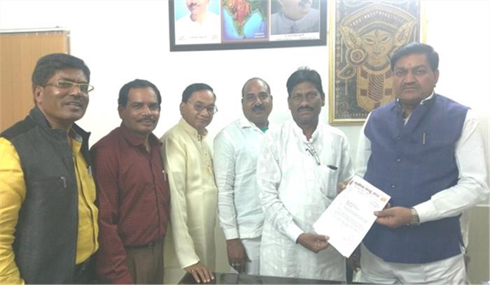 कर्मा महोत्सव एवं सामूहिक आदर्श विवाह का संस्कृति मंत्री  को दिया न्यौता