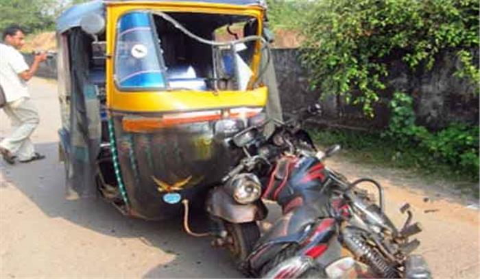 बिहार : ऑटो रिक्शा और मोटरसाइकिल की टक्कर में दो की मौत, तीन घायल
