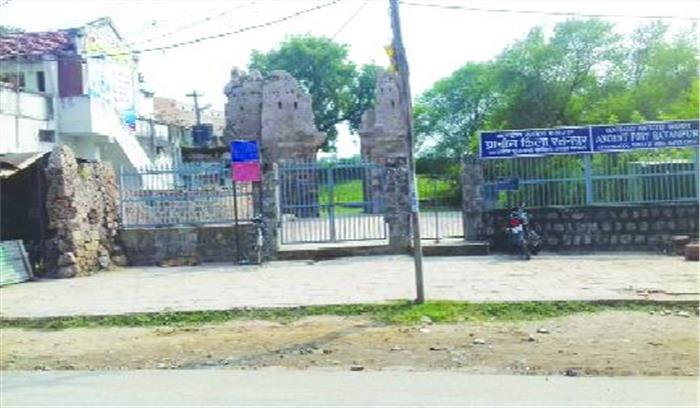 अवैध निर्माण कर संरक्षित स्मारक गज किला को पहुंचाया जा रहा नुकसान