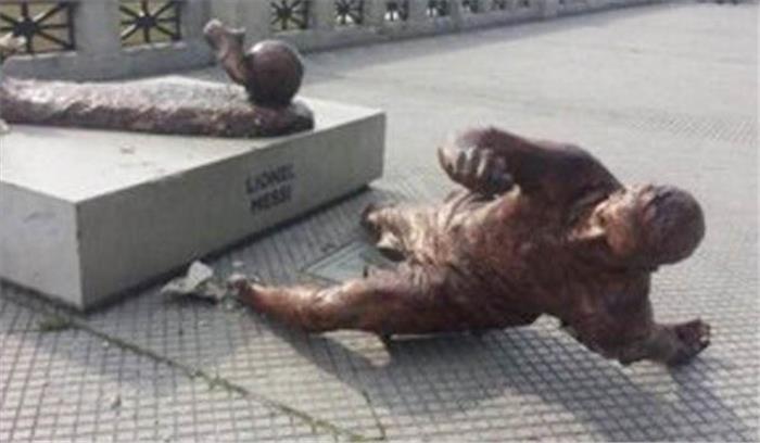 लियोनेल मेसी की  प्रतिमा के साथ दूसरी बार हुई तोड़-फोड़