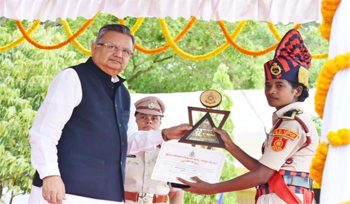 सशस्त्र बल में 345 महिलाएं शामिल, रमन ने खुशी जताई