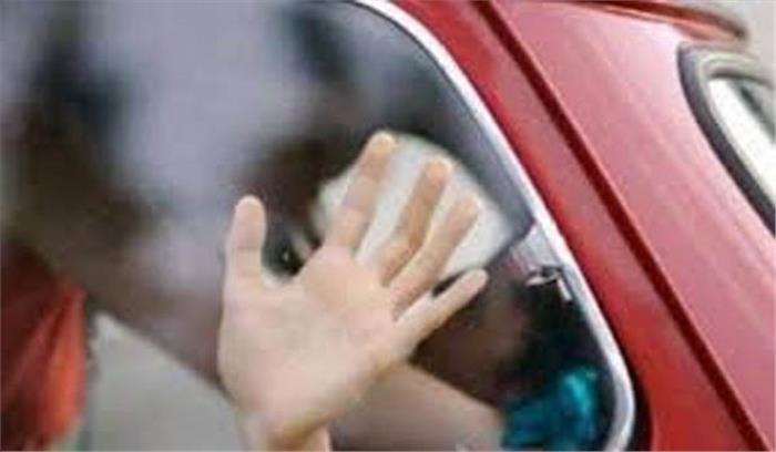 नोएडा : यूजीसी के संयुक्त सचिव के बेटे से लूट, आधी रात घंटों कार में घुमाते रहे