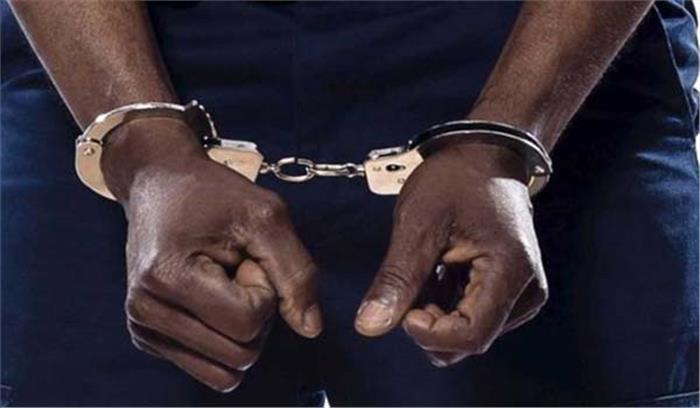 हथियार के साथ 2 नक्सली गिरफ्तार हथियार के साथ 2 नक्सली गिरफ्तार