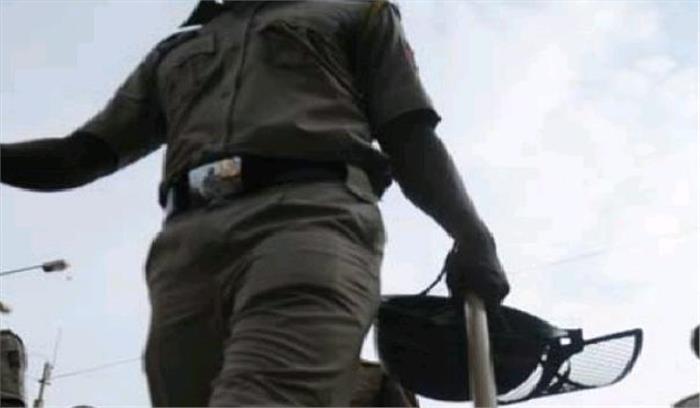 जम्मू- कश्मीर:  8 पुलिसकर्मियों को पीटा, प्राथमिकी दर्ज 