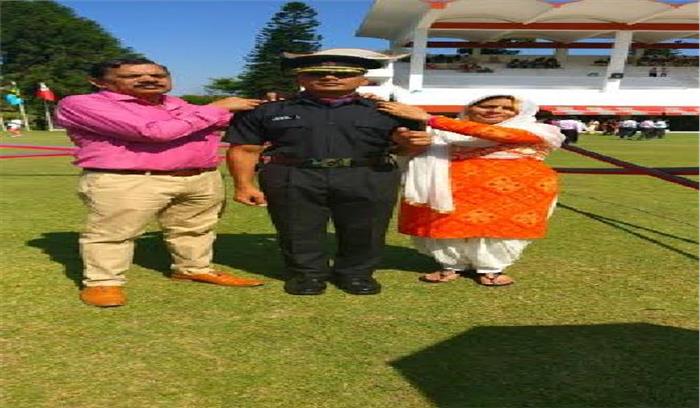 सेना में लेफ्टिनेन्ट के पद पर चयन होने पर घर वालों ने जतायी खुशी