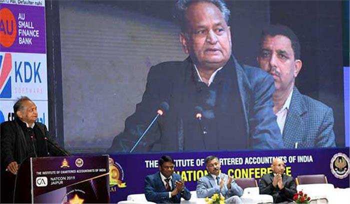 व्यवस्था के केंद्रीयकरण की वजह से देश में आर्थिक संकट : गहलोत