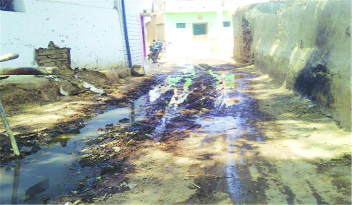 घरों का गंदा पानी गली में, राहगीर परेशान