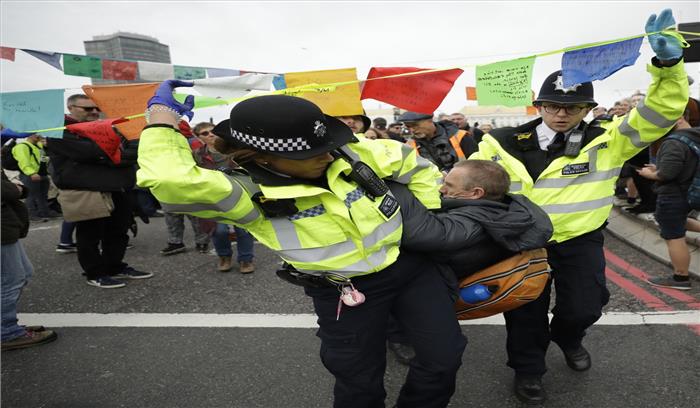 लंदन में 500 पर्यावरण कार्यकर्ता गिरफ्तार