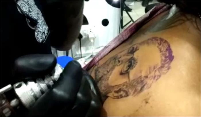 झारखंड : युवती ने पीठ पर मोदी का बनवाया टैटू झारखंड : युवती ने पीठ पर मोदी का बनवाया टैटू