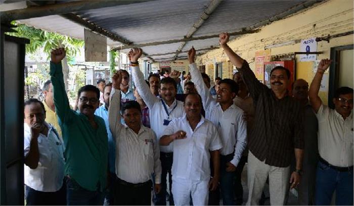 तीन दिन की हड़ताल पर गए एआरटीओ के कर्मचारी