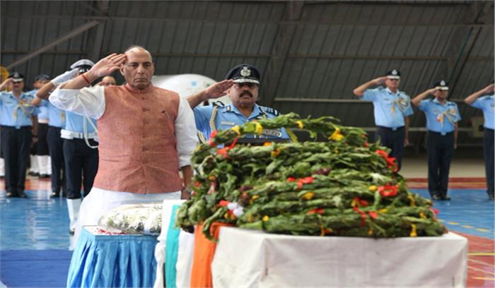 रक्षा मंत्री राजनाथ सिंह ने एएन-32 हादसे में मारे गए वायुसेना कर्मियों को दी श्रद्धांजलि रक्षा मंत्री राजनाथ सिंह ने एएन-32 हादसे में मारे गए वायुसेना कर्मियों को दी श्रद्धांजलि