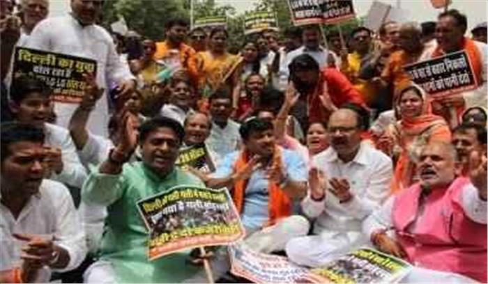 दिल्ली सरकार के धरने के खिलाफ भाजपा का विरोध प्रदर्शन आज भी जारी