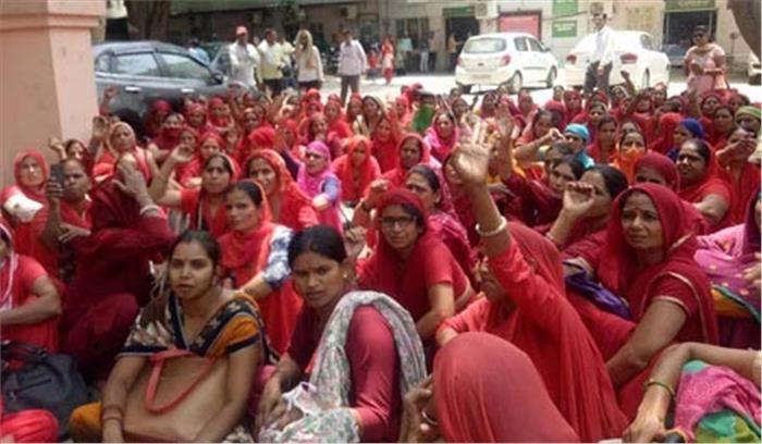 आशा वर्करों ने किया मंत्री के आवास का घेराव