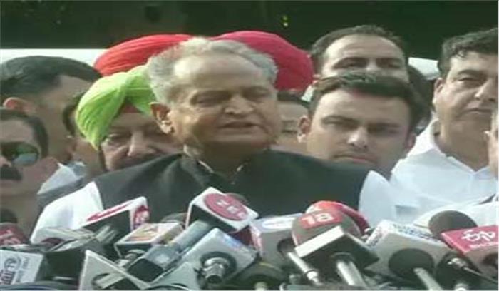 अशोक गहलोत और कमलनाथ ने की सीएम पद से इस्तीफे की पेशकश, फिर भी नहीं माने राहुल गांधी