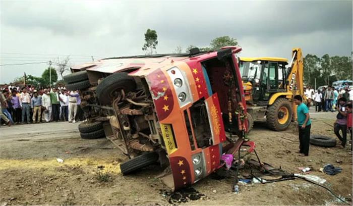 अशोकनगर जिले में बस पलटने से 25 लोग घायल