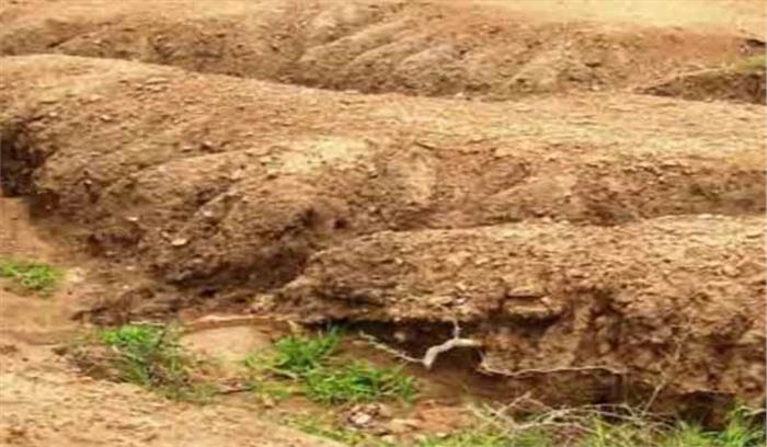 अशोकनगर: बोर की मिट्टी धंसने से 2 लोग दबे