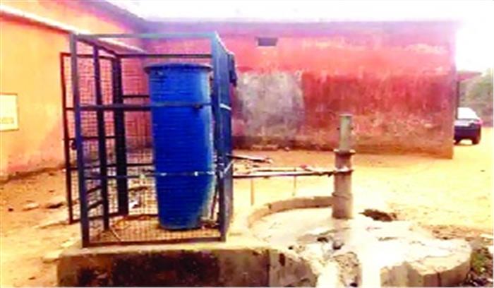 आश्रम,छात्रावासों में व्यवस्था चरमराई,बच्चे संक्रमित पानी पीने मजबूर