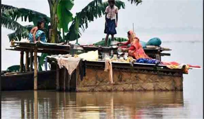 असम बाढ़ पीड़ितों की मदद को आगे आए लोग