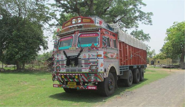 असम : अवैध रूप से सुपारी ला रहे 12 ट्रक जब्त