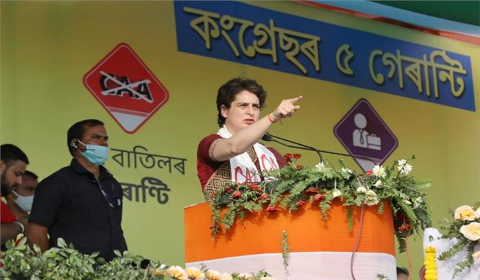 असम के मंच से प्रियंका का केंद्र पर निशाना, कहा- हम खोखले वादे करने नहीं, 5 गारंटी देने आए हैं