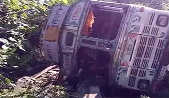 असम में ट्रक के पलटने से  चार लोगों की मौत,  20 घायल