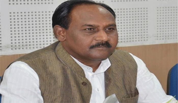 चुनावी प्रचार करने पहुंचे लाल सिंह आर्य को करना पड़ा ओलावृष्टि से परेशान किसानों के विरोध का सामना