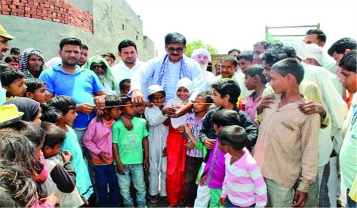 गांव के बुजुर्ग बच्चों ने किया सड़क का शुभारंभ