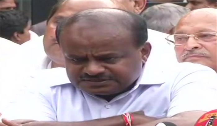 कांग्रेस और जेडीएस के नेता राज्यपाल से मिले, सौंपी चिट्ठी