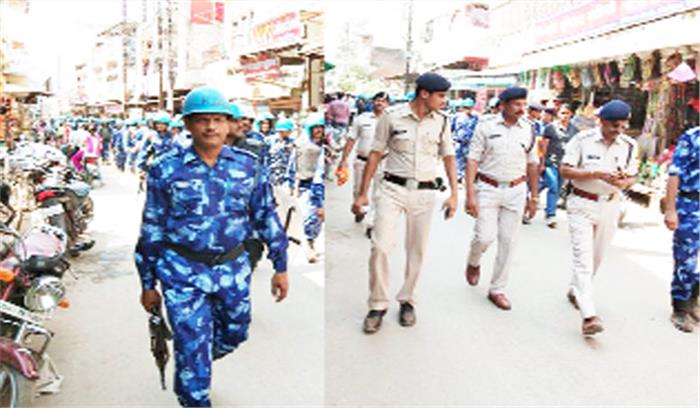 रैपिड एक्शन के जवानों ने निकाला फ्लैग मार्च