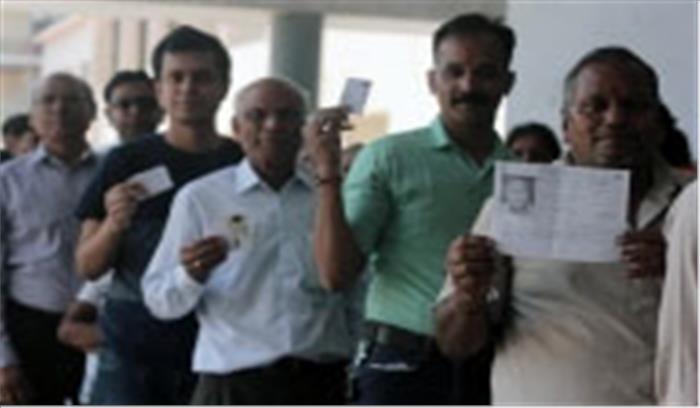 चित्रकूट : दिन के पहले मतदाता को चुनाव आयोग ने दिया प्रमाण पत्र