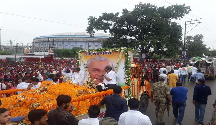 अस्थि कलश यात्रा के दौरान छत्तीसगढ़ में अटल जी को श्रद्धांजलि देने उमड़ा जन सैलाब
