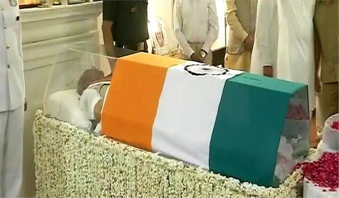 पूर्व प्रधानमंत्री अटल बिहारी वाजपेयी को श्रद्धांजलि देने के लिए उमड़ी भीड़