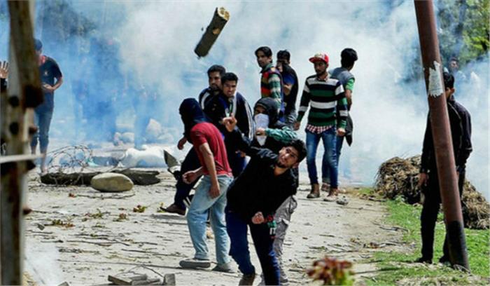 कश्मीर : श्रीनगर-बडगाम उपचुनाव में हमला, 3 मरे कश्मीर : श्रीनगर-बडगाम उपचुनाव में हमला, 3 मरे