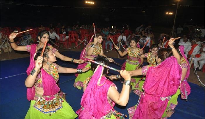 आकर्षक परिधानों में सज गईं बेटियां, बिखरी रास गरबा की मोहक अदाएं