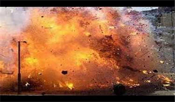 नक्सलियों ने फूंके 6 वाहन विस्फोट कर उड़ाया सामुदायिक भवन नक्सलियों ने फूंके 6 वाहन विस्फोट कर उड़ाया सामुदायिक भवन