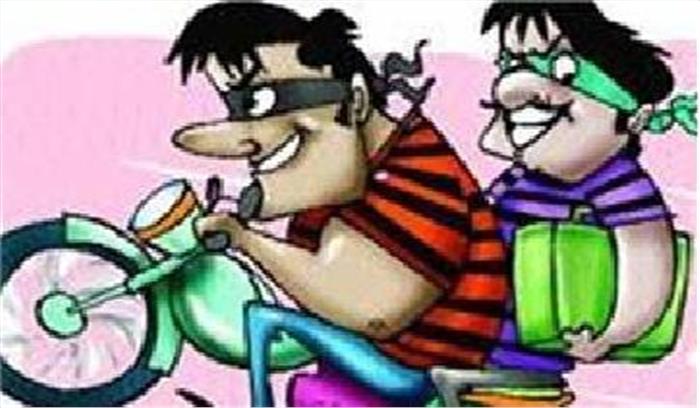 दिनदहाड़े अपराधियों ने निजी कंपनी के कर्मचारी से 11 लाख रुपयों की लूट 