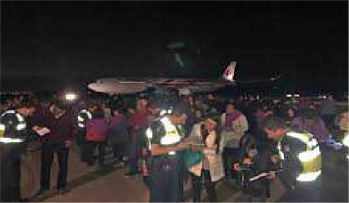 बम की अफवाह फैलने के बाद विमान से कूदे यात्री