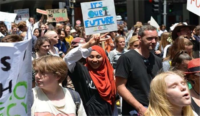 ऑस्ट्रेलिया : जलवायु परिवर्तन के मुद्दे पर संसद परिसर में छात्रों ने दिया धरना