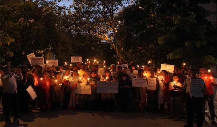 कचरा फेंकने के विरोध में निकाला कैंडल मार्च कचरा फेंकने के विरोध में निकाला कैंडल मार्च