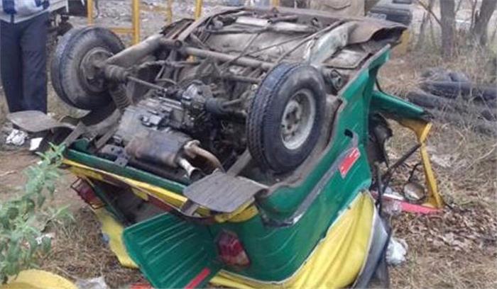  बिहार :ऑटो रिक्शा के पलटने से एक की मौत,चार घायल