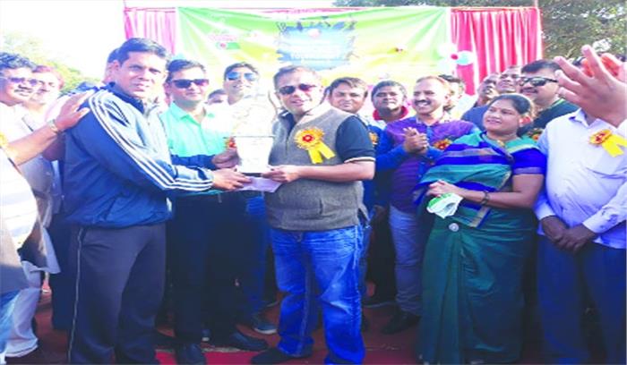 ठ्ठ	ई-रिक्शा योजना का लाभ लेने आ रहे आगे