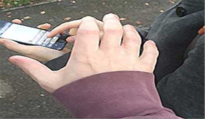 ऑटो सवार युवक मोबाइल झपटकर हुए फरार