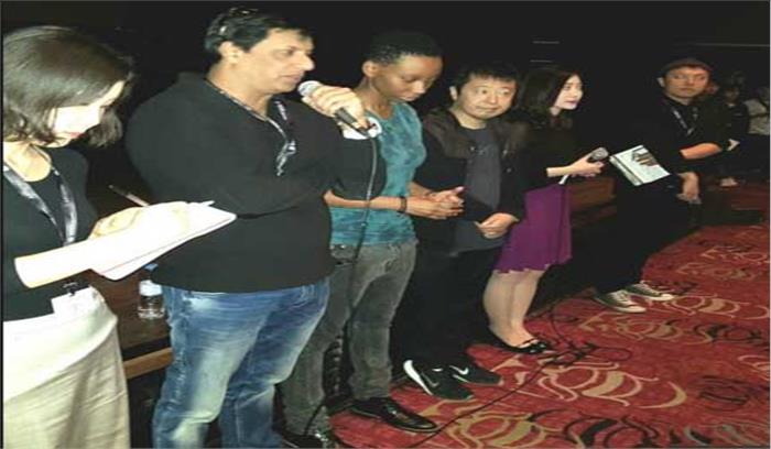 मधुर भंडारकर बुसान में पटाखे बिकते देखकर हुए हैरान