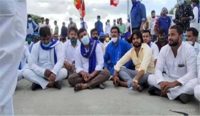 आजमगढ़ में प्रधान हत्या को लेकर राजनीति गरमाई, कांग्रेस के बाद चन्दशेखर धरने पर बैठे आजमगढ़ में प्रधान हत्या को लेकर राजनीति गरमाई, कांग्रेस के बाद चन्दशेखर धरने पर बैठे