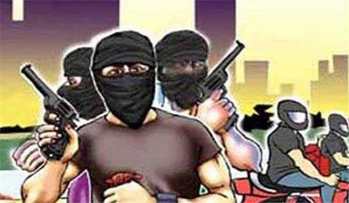 उप्र : तमंचे के बल पर बदमाश एक व्यक्ति से 60 हजार रुपये लूटकर फरार