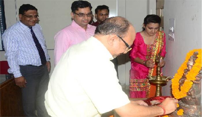 नव प्रवेशित छात्रों को उद्योग में हो रहे बदलाव को बताया गया